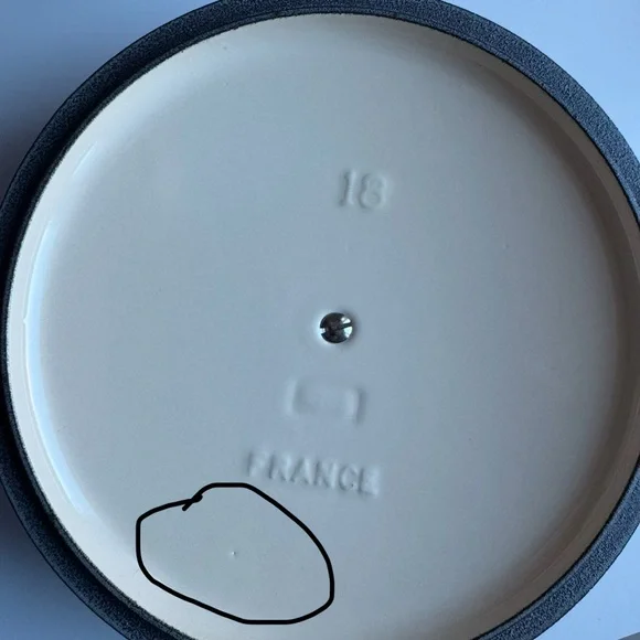 Used:  Le Creuset Signature Saucepan in Shallot - Picture 3 of 5